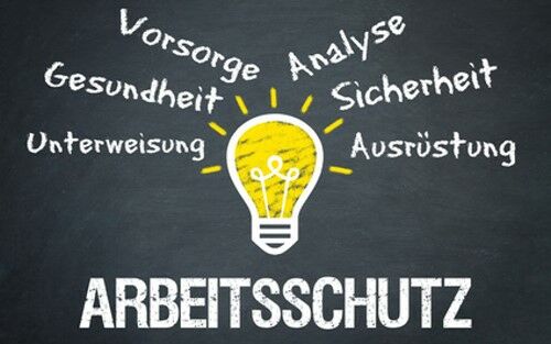 Komponenten des Arbeitsschutzes auf einer Schiefertafel aufgeschrieben