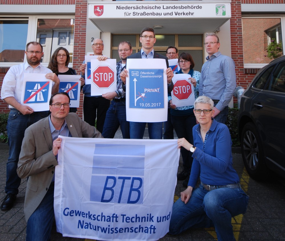 Kollegen des BTB halten ein Transparent vor der Landesbehörde Niedersachsen