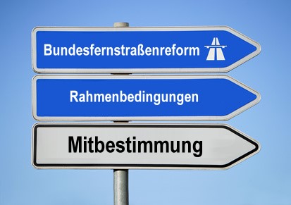 Straßenschilder mit Aufschriften Mitbestimmung bei der Bundesfernstraßenreform