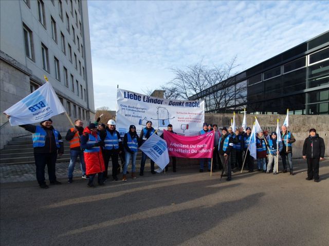 Demonstrierende mit Transparenten auf einer Demonstration