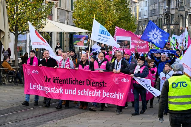 Foto: Hielscher Demonstranten halten ein Transparent in den Farben des dbb