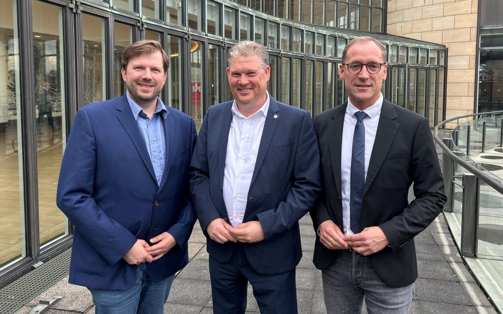 el Lupzcyk, Jörg Blöming und Jan Seidel vor einer Gebäudefassade
