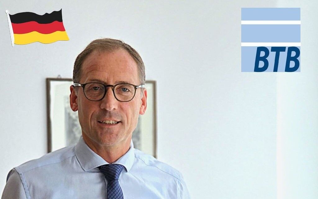 Bundesvorsitzender Jan Seidel mit einer deutschen Flagge