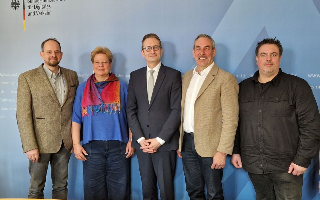 Gruppenfoto von Staatssekretär im BMDV Stefan Schnorr mit dem BTB-GIS Vorstand