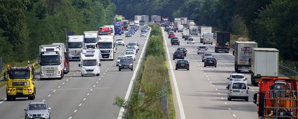 Viel befahrene sechsspurige Autobahn