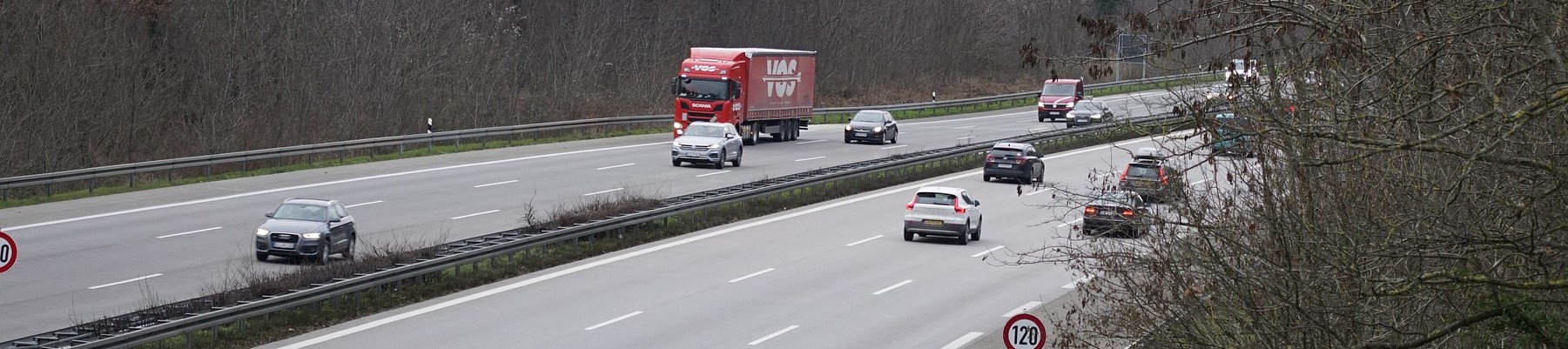 Sechsspurige Autobahn zur Winterzeit