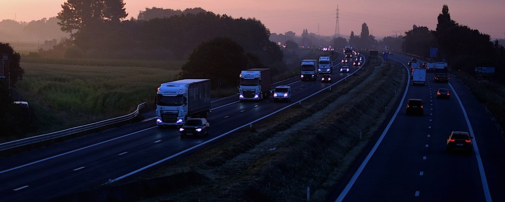 Autobahn bei Sonnenuntergang