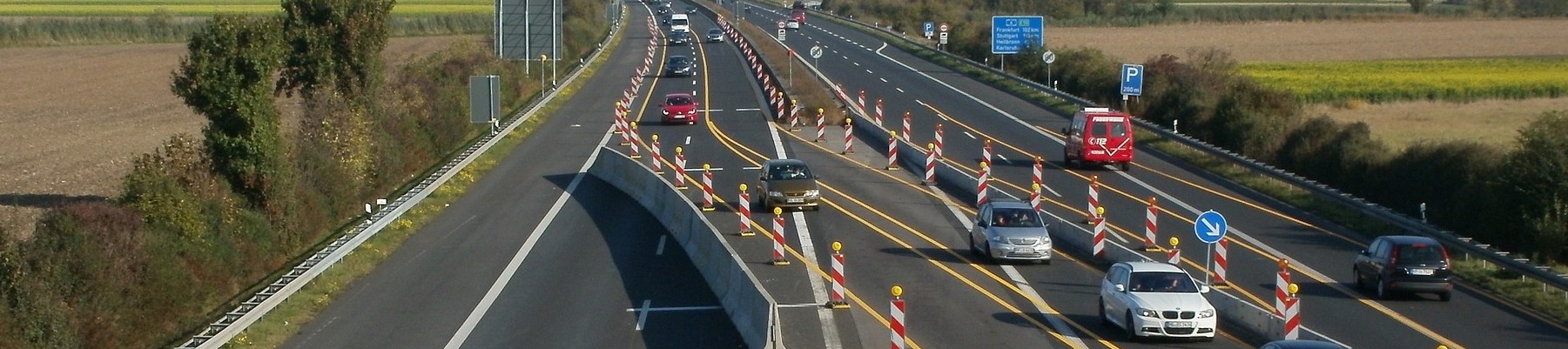 Autobahnbaustelle leitet von einer Fahrbahn auf die Gegenfahrbahn um