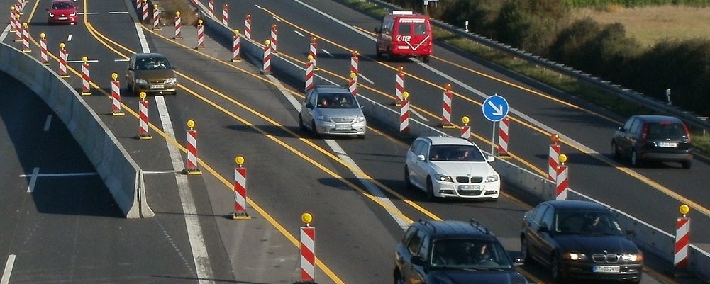 Autobahnbaustelle leitet von einer Fahrbahn auf die Gegenfahrbahn um